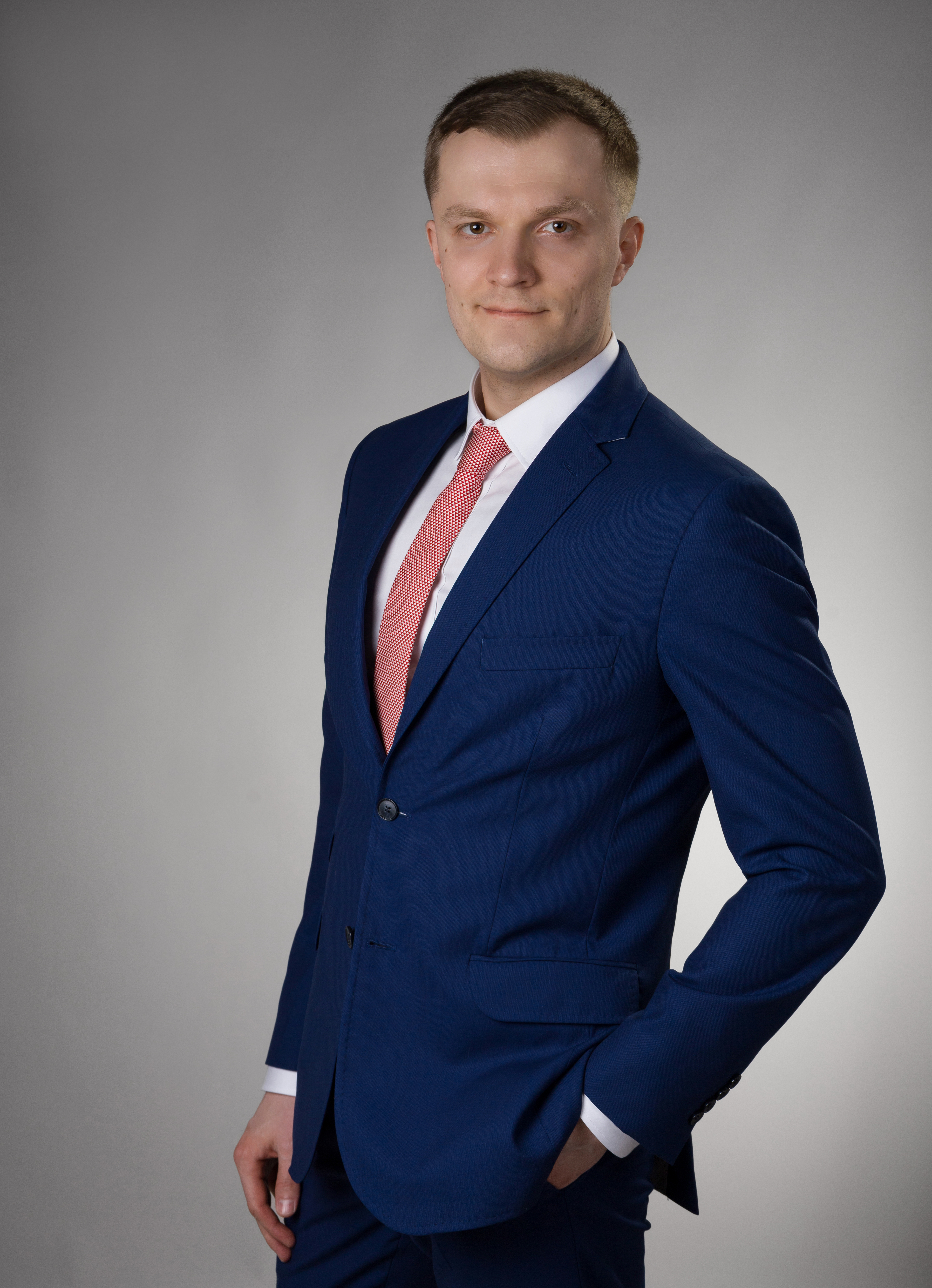 Zdjęcie przedstawia Michała Boda w granatowym garniturze i czerwonym krawacie.